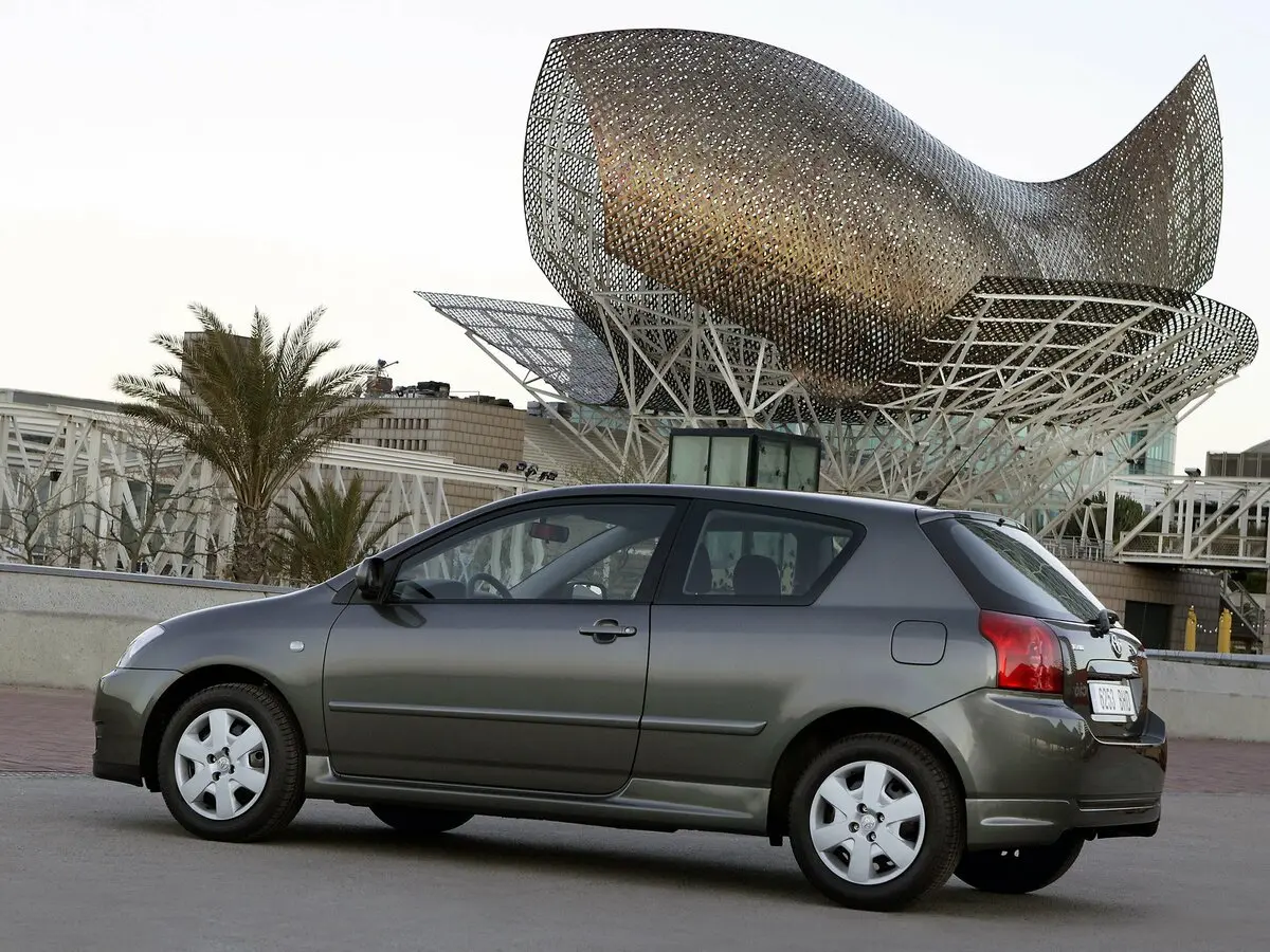 Toyota Corolla IX (E120, E130) Рестайлинг Хэтчбек 3 дв. — фото 2
