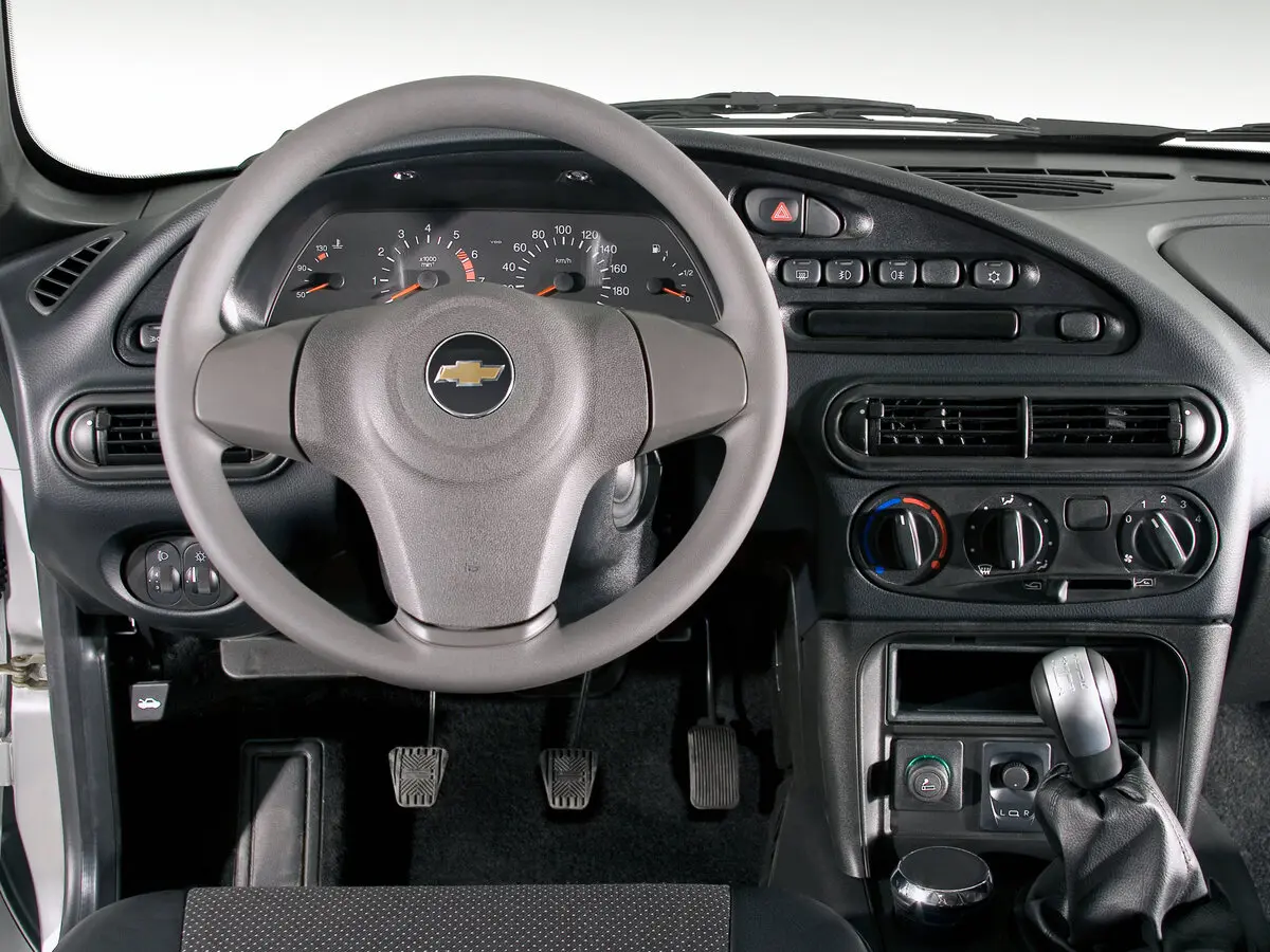 Chevrolet Niva I Рестайлинг Внедорожник 5 дв. — 照片 6