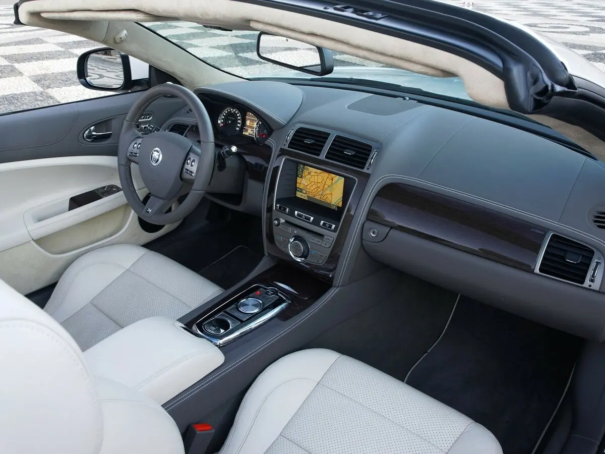 Jaguar XKR II Рестайлинг 1 Кабриолет — photo 7