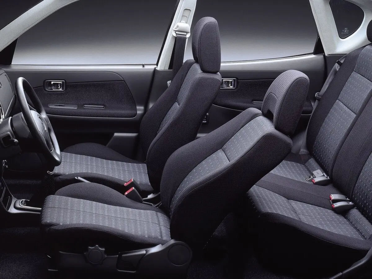 Daihatsu Sirion I (M1) Хэтчбек 5 дв. — сүрөт 5