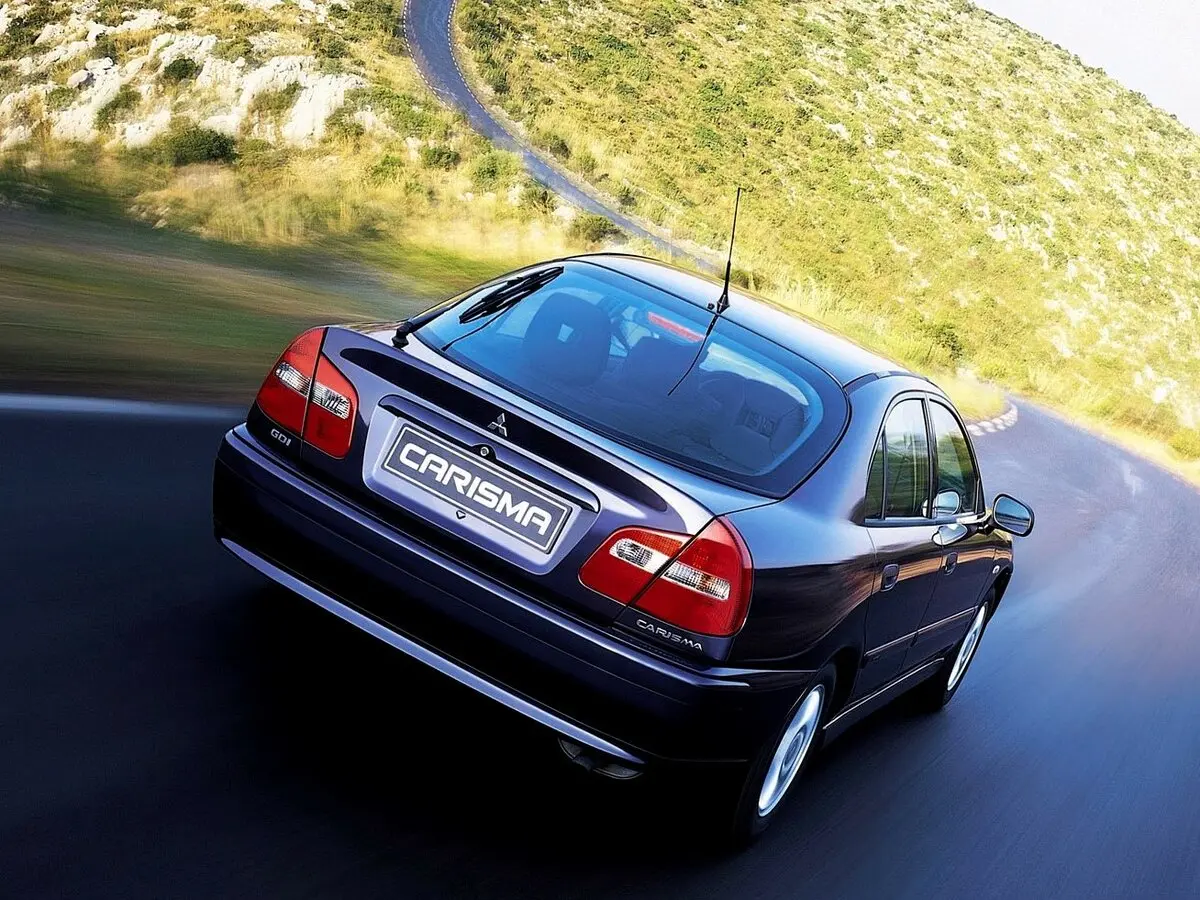 Mitsubishi Carisma I Рестайлинг Лифтбек — сүрөт 4