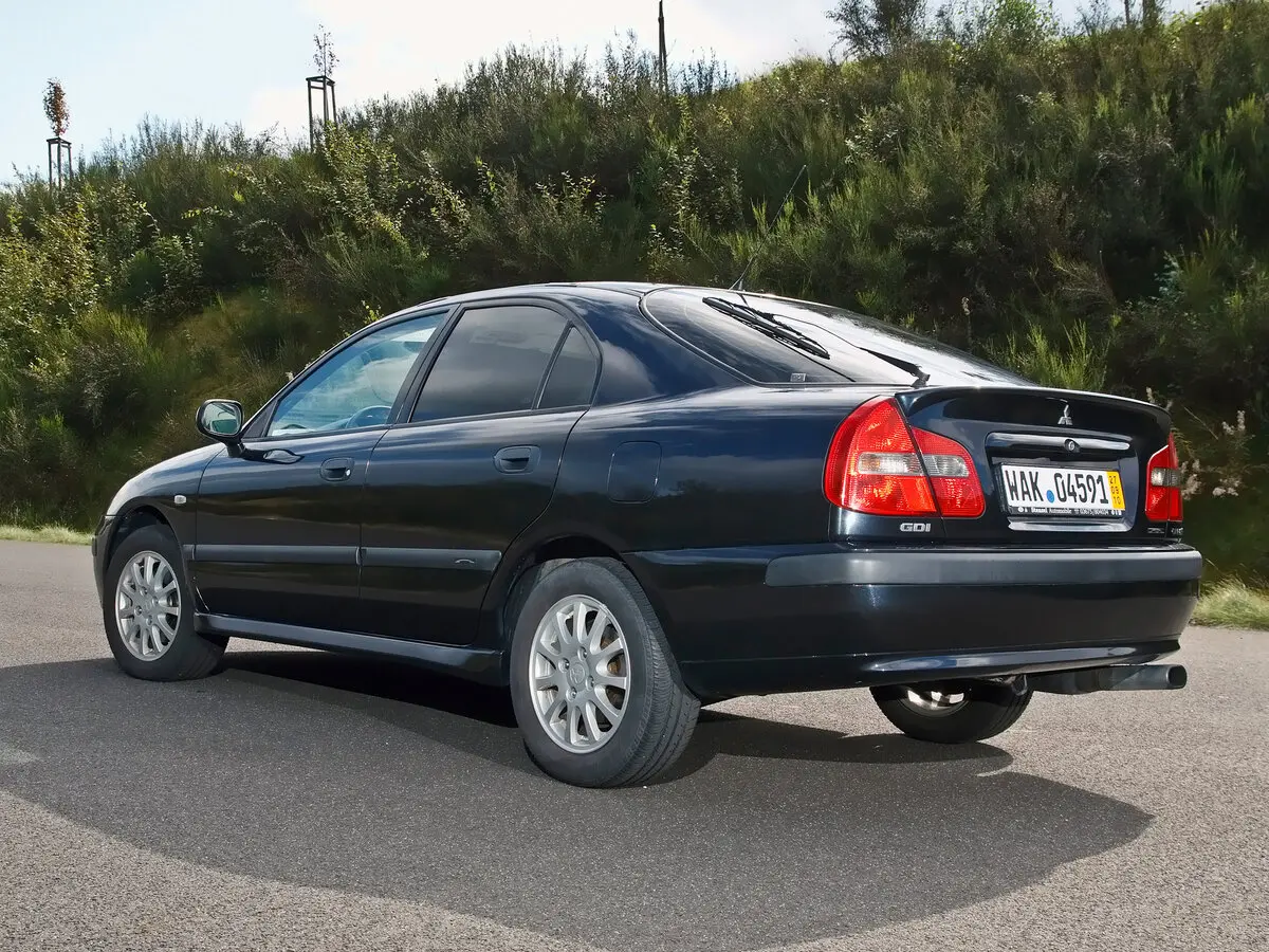 Mitsubishi Carisma I Рестайлинг Лифтбек — сүрөт 5