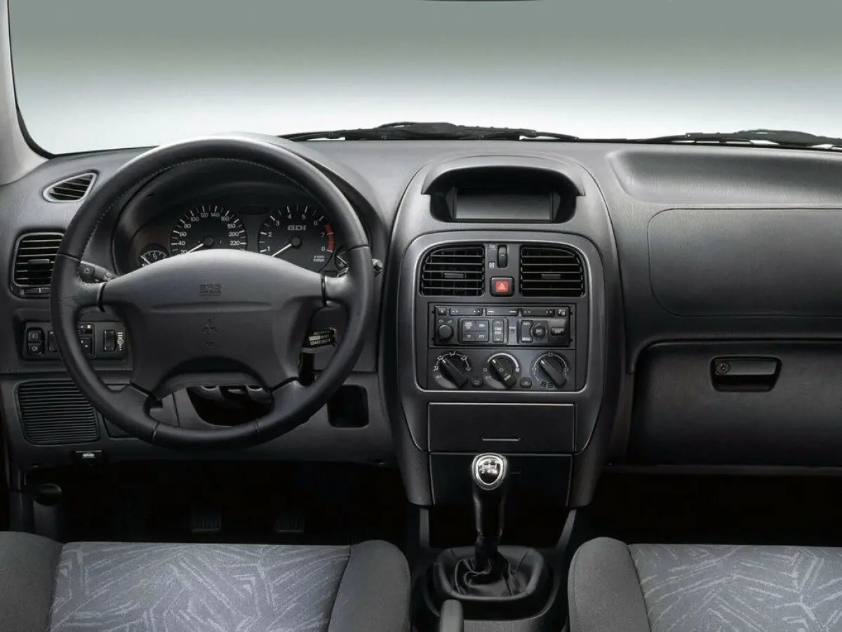 Mitsubishi Carisma I Рестайлинг Лифтбек — сүрөт 6