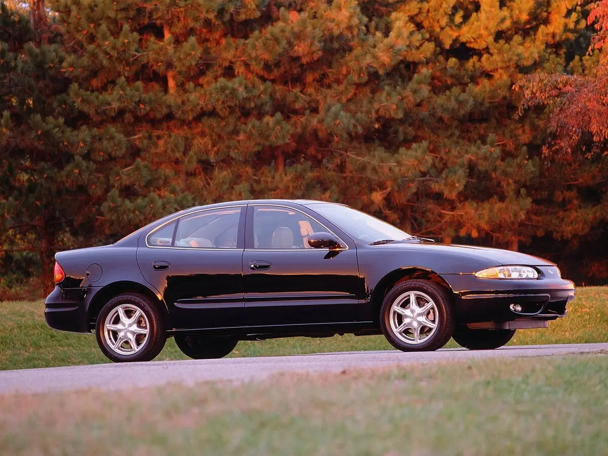Oldsmobile Alero 1999 – 2004 Седан — 照片 2