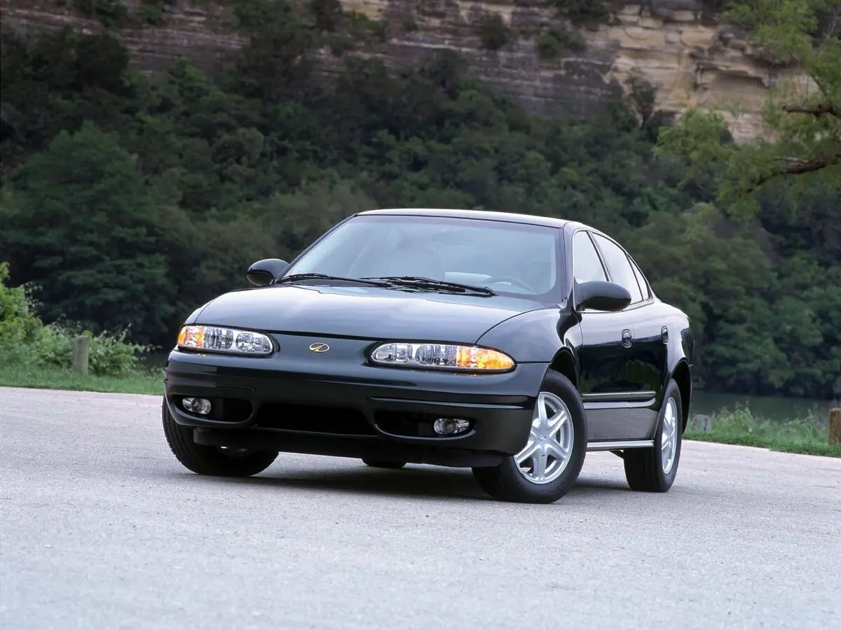 Oldsmobile Alero 1999 – 2004 Седан — 照片 3