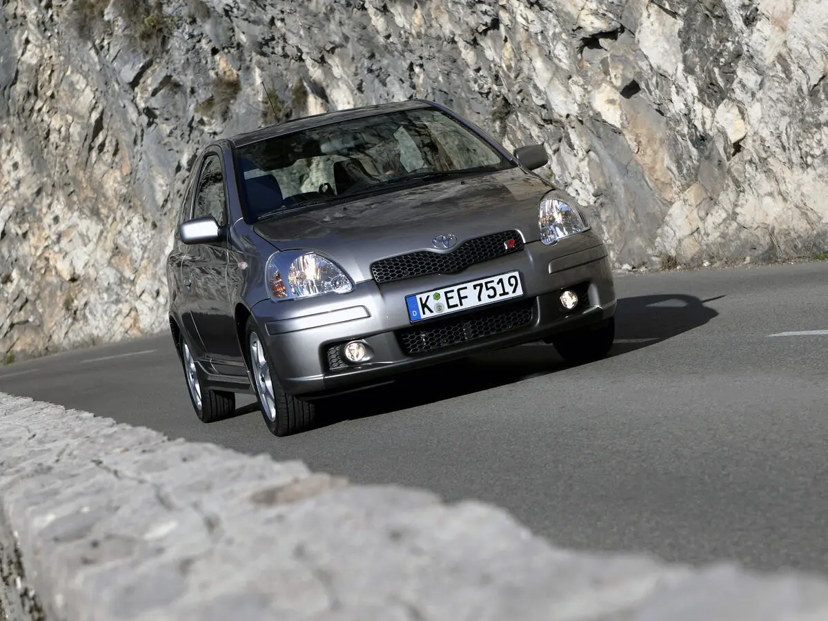 Toyota Yaris I Рестайлинг Хэтчбек 3 дв. — сүрөт 4
