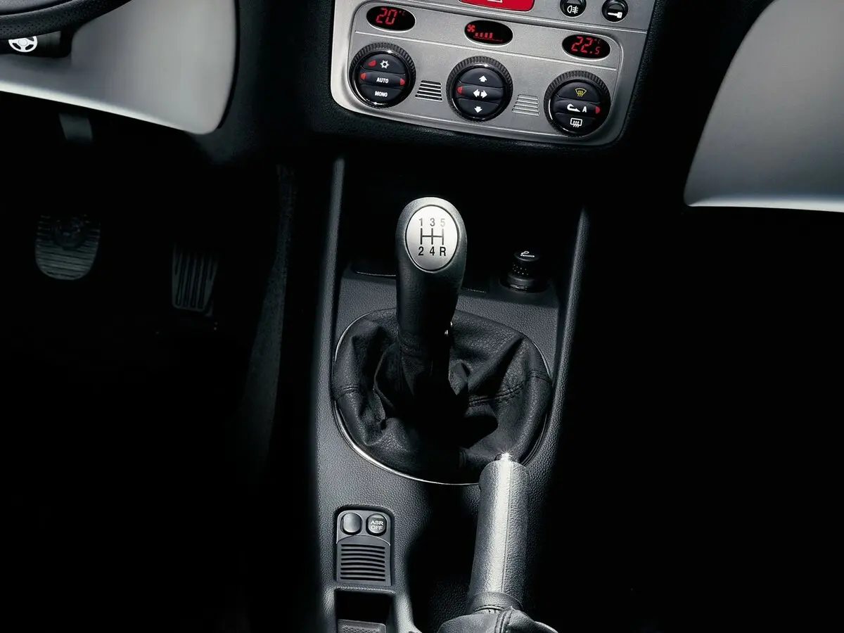 Alfa Romeo 147 I Хэтчбек 5 дв. — 照片 8