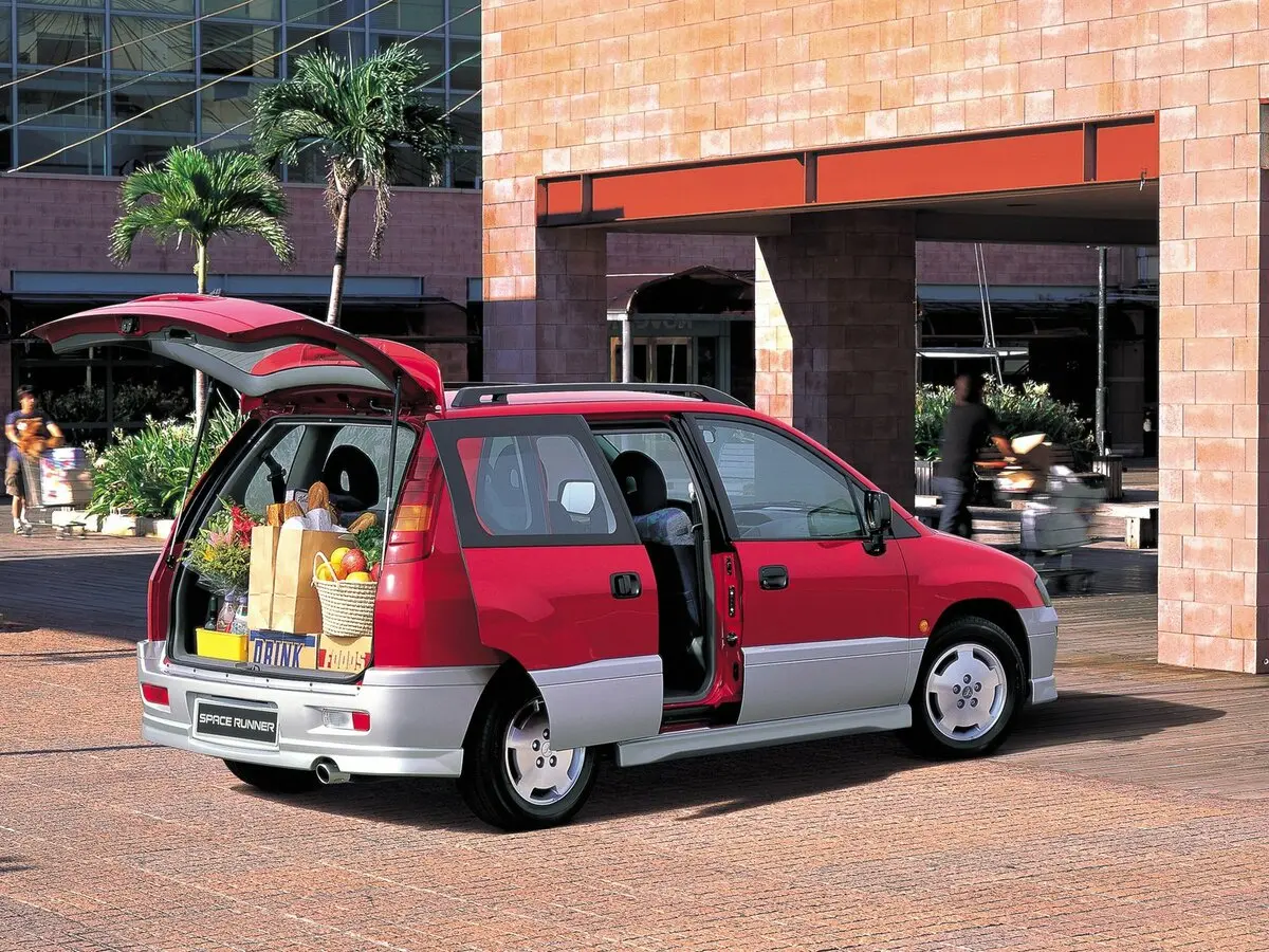 Mitsubishi Space Runner II Компактвэн — photo 3