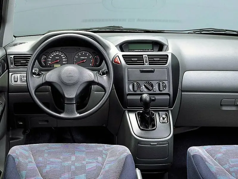 Mitsubishi Space Runner II Компактвэн — photo 4
