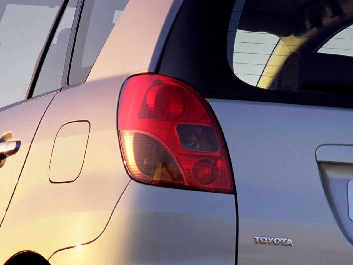 Toyota Corolla Verso I Компактвэн — сүрөт 9