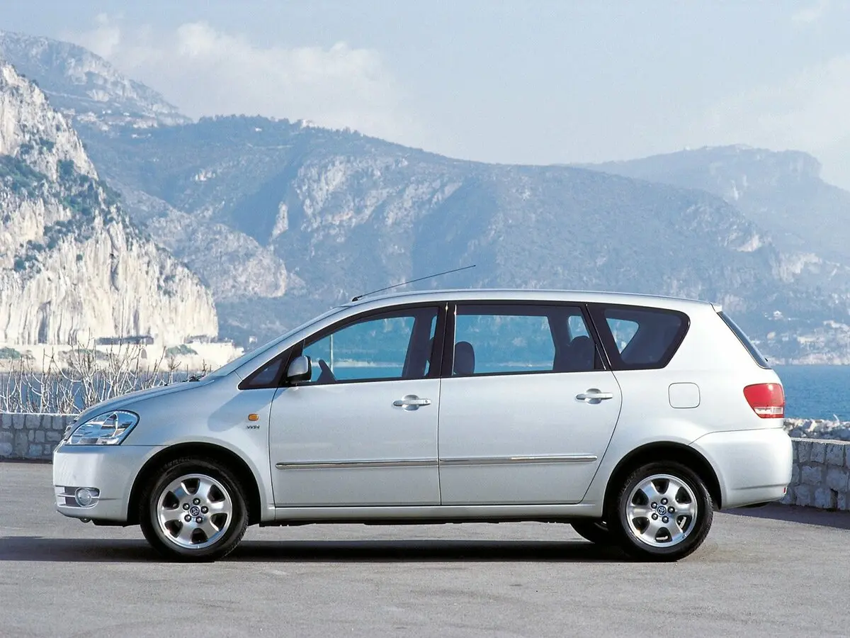 Toyota Avensis Verso I Компактвэн — photo 2