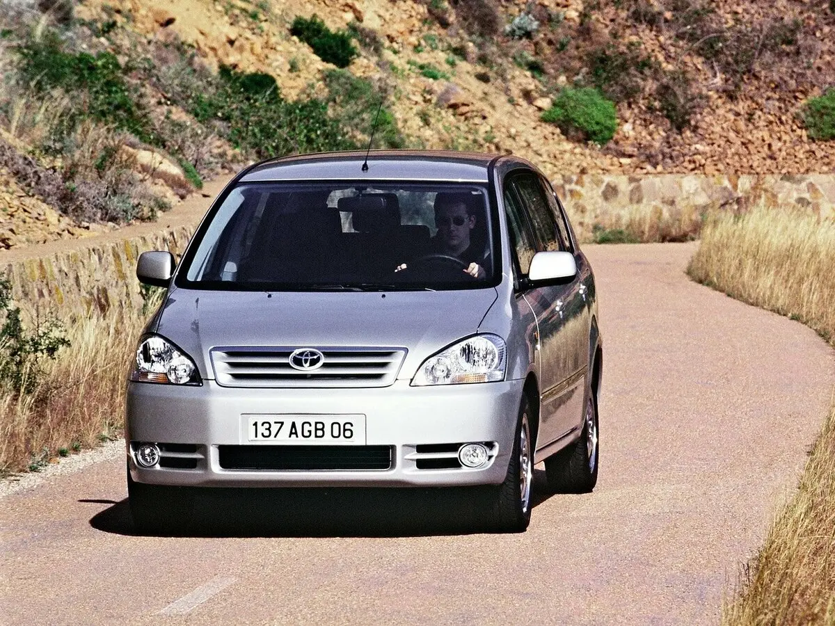 Toyota Avensis Verso I Компактвэн — photo 3