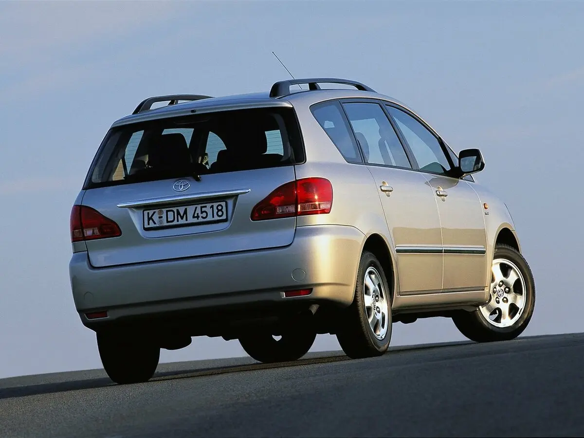 Toyota Avensis Verso I Компактвэн — photo 4