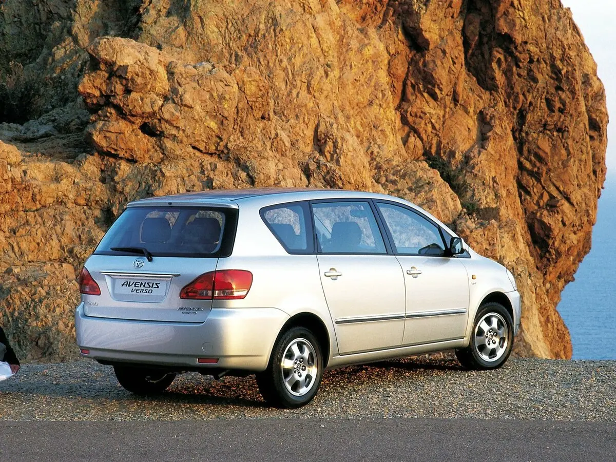 Toyota Avensis Verso I Компактвэн — photo 5