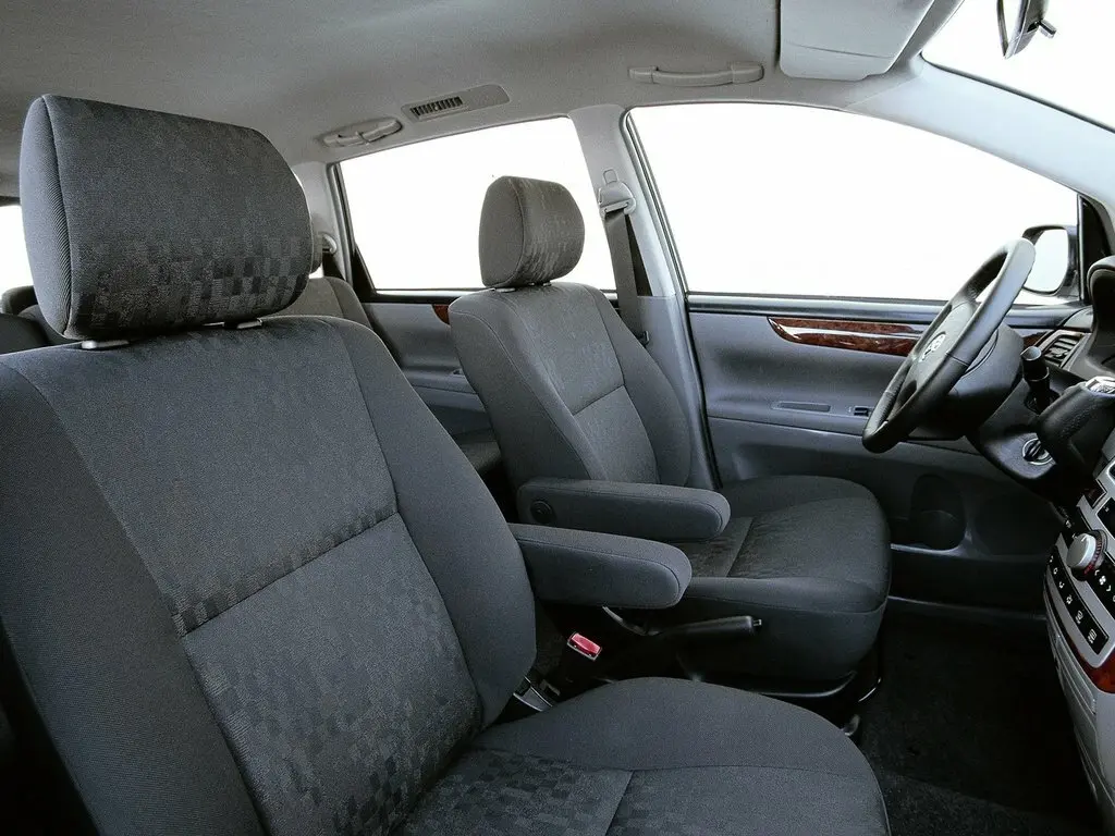 Toyota Avensis Verso I Компактвэн — photo 7