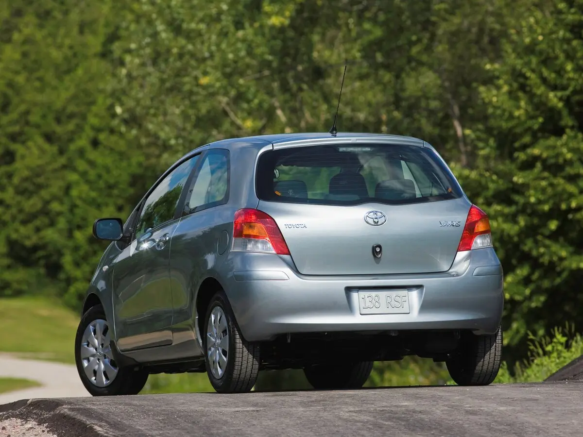 Toyota Yaris II Рестайлинг Хэтчбек 3 дв. — сүрөт 4