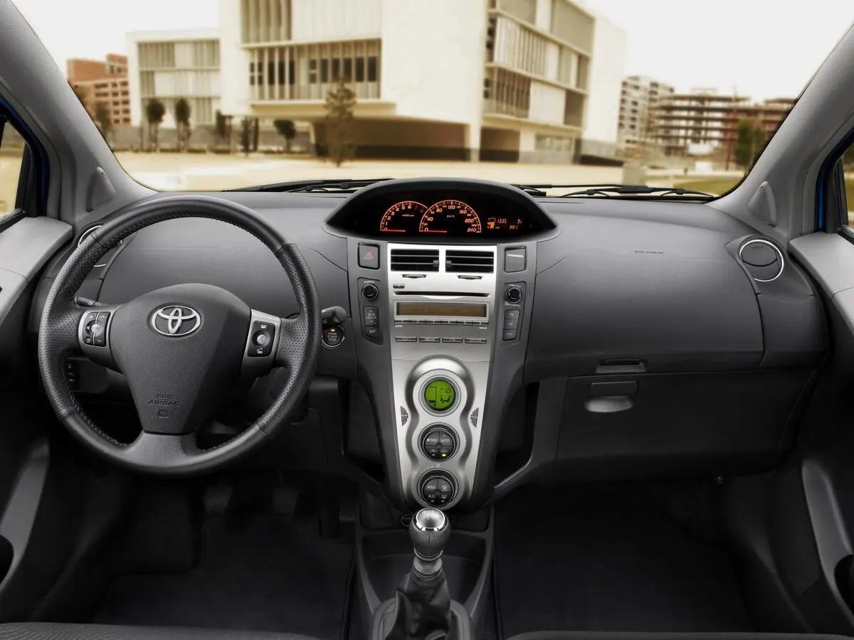 Toyota Yaris II Рестайлинг Хэтчбек 3 дв. — сүрөт 5
