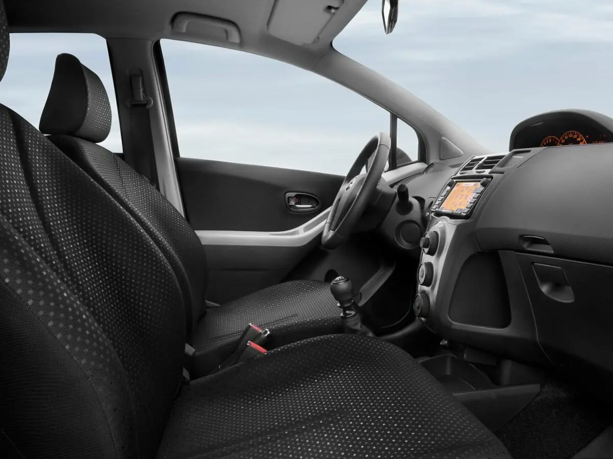 Toyota Yaris II Рестайлинг Хэтчбек 3 дв. — сүрөт 6