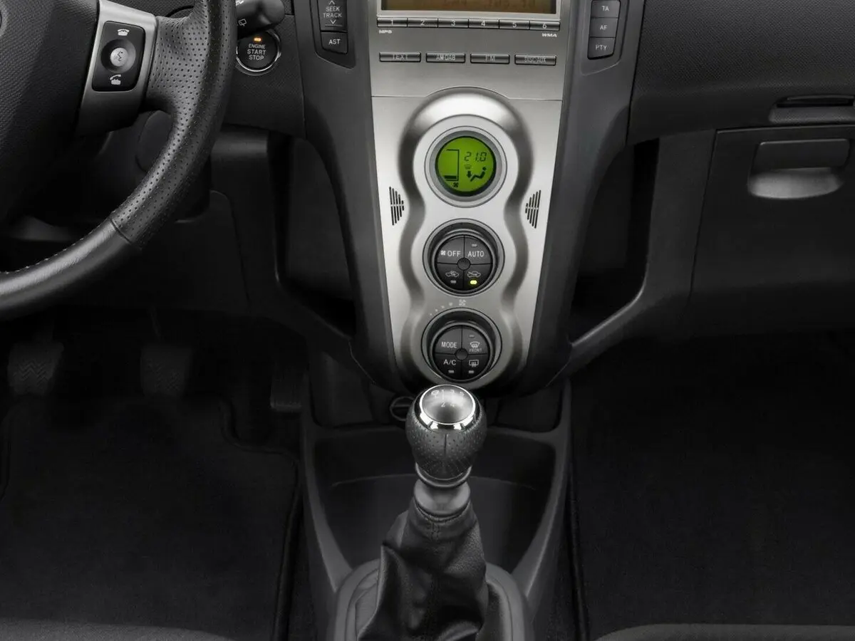 Toyota Yaris II Рестайлинг Хэтчбек 3 дв. — сүрөт 10