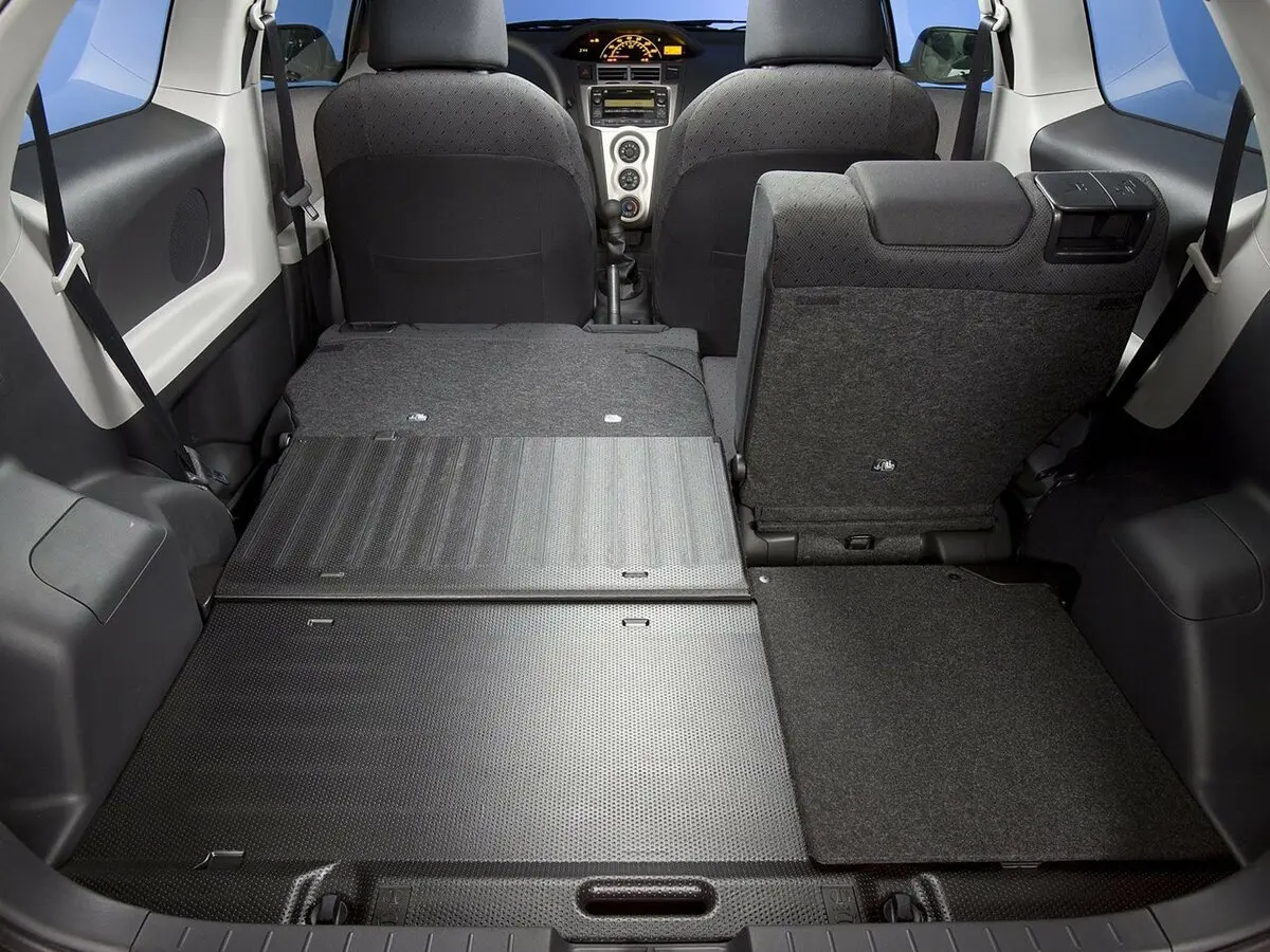 Toyota Yaris II Рестайлинг Хэтчбек 3 дв. — сүрөт 11