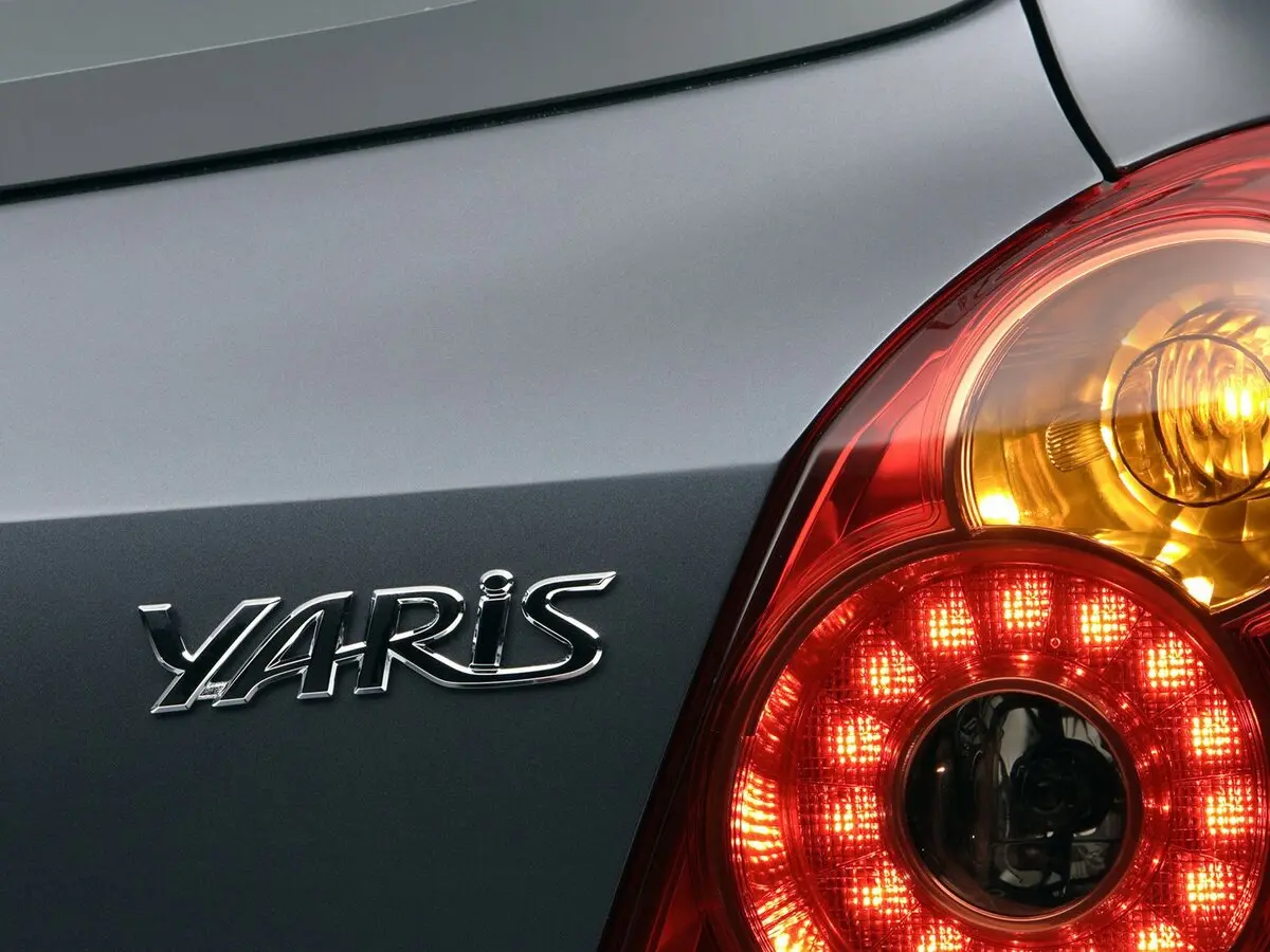 Toyota Yaris II Рестайлинг Хэтчбек 3 дв. — сүрөт 14