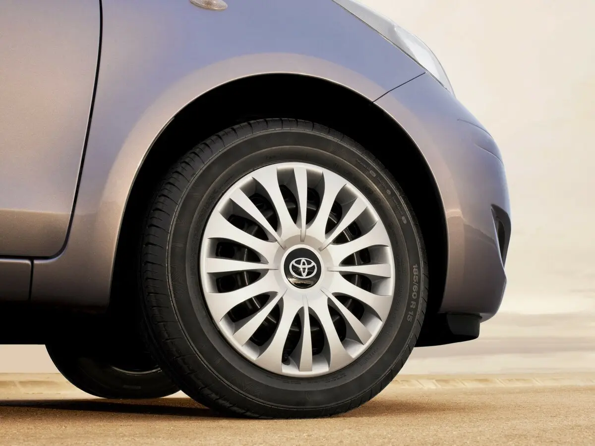 Toyota Yaris II Рестайлинг Хэтчбек 3 дв. — сүрөт 17