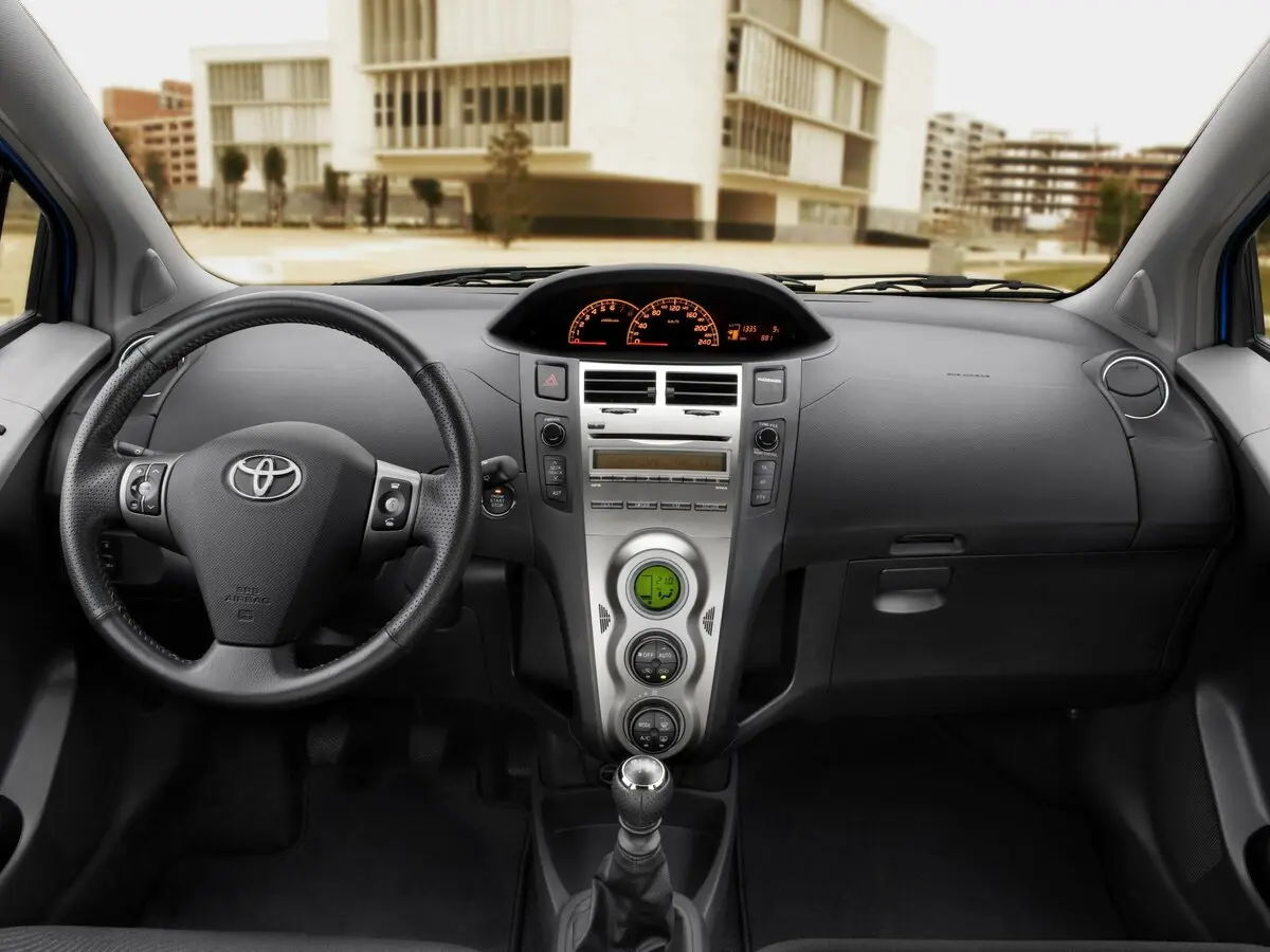Toyota Yaris II Рестайлинг Хэтчбек 5 дв. — сүрөт 6