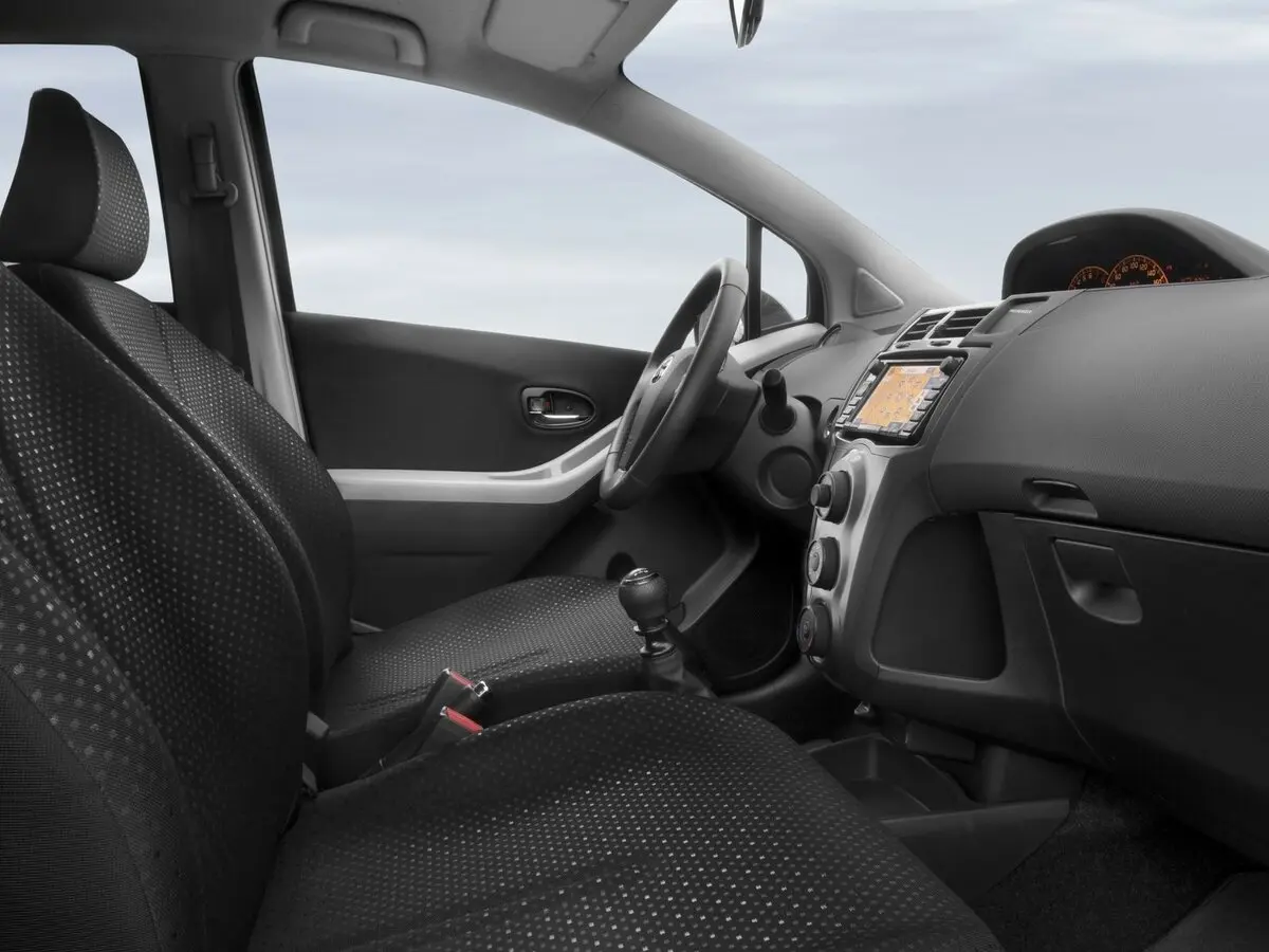 Toyota Yaris II Рестайлинг Хэтчбек 5 дв. — сүрөт 7