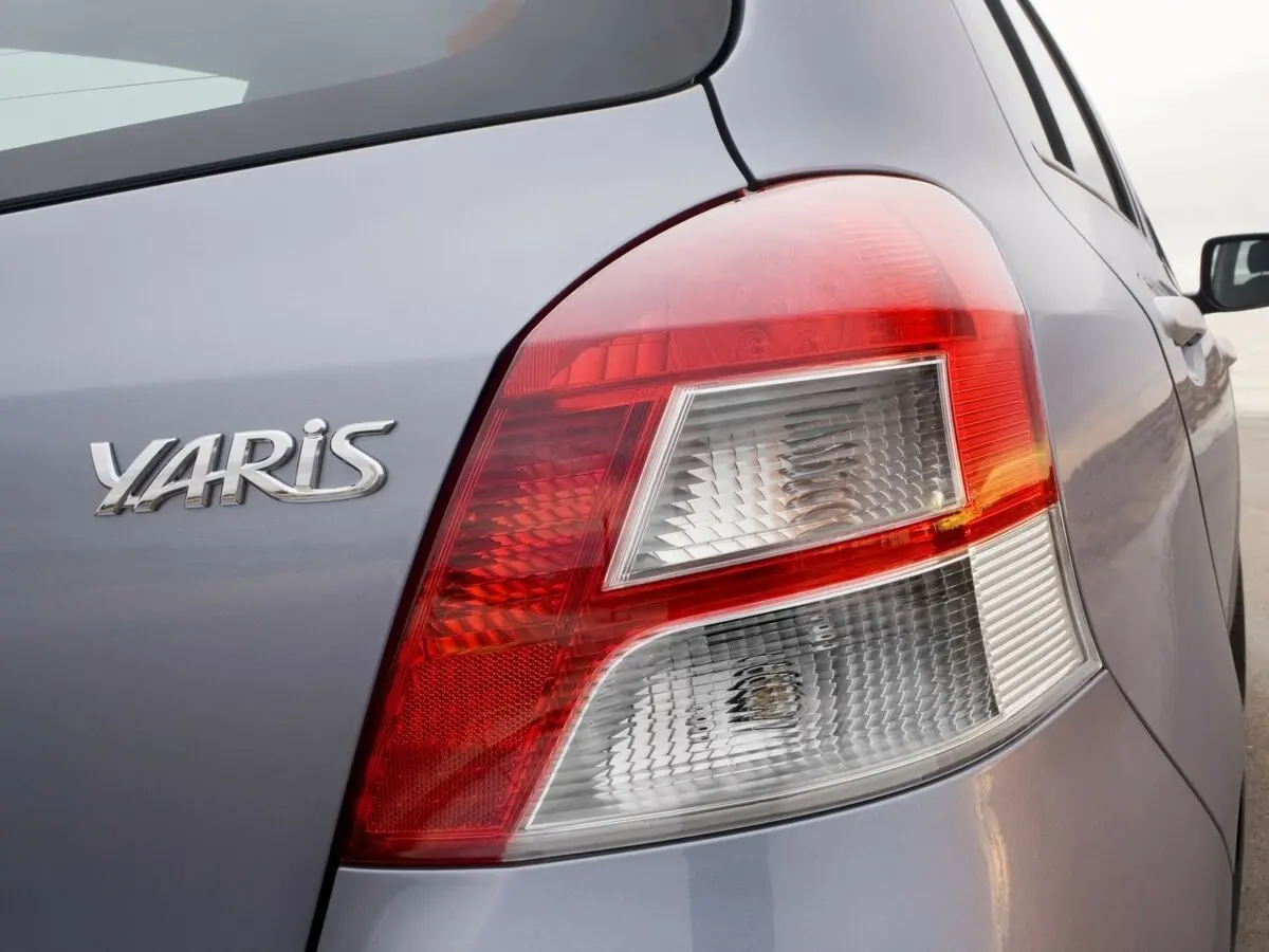 Toyota Yaris II Рестайлинг Хэтчбек 5 дв. — сүрөт 11