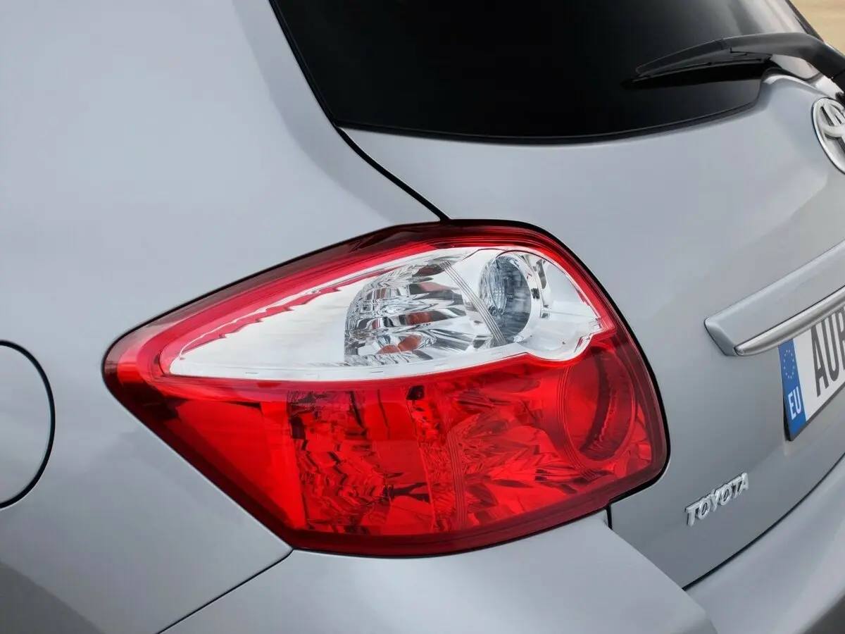 Toyota Auris I Рестайлинг Хэтчбек 5 дв. — сүрөт 14