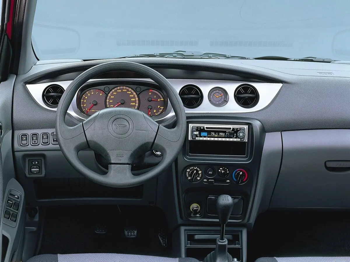 Daihatsu YRV I Компактвэн — сүрөт 6