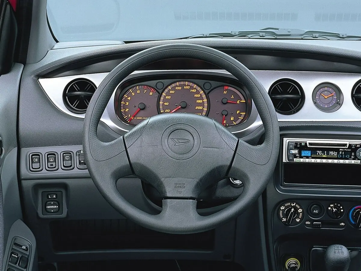 Daihatsu YRV I Компактвэн — сүрөт 7