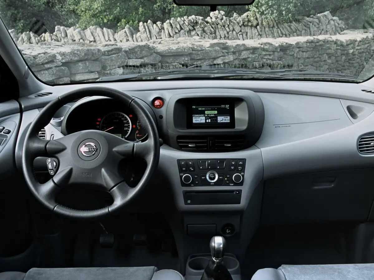 Nissan Almera Tino I Компактвэн — фото 5