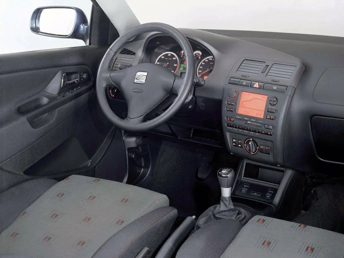 SEAT Cordoba I Рестайлинг Седан — photo 4