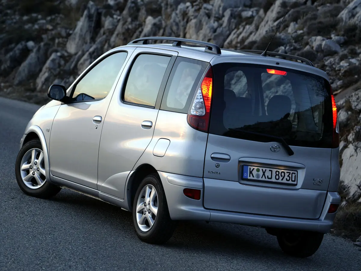 Toyota Yaris Verso 1999 – 2006 Компактвэн — фото 4