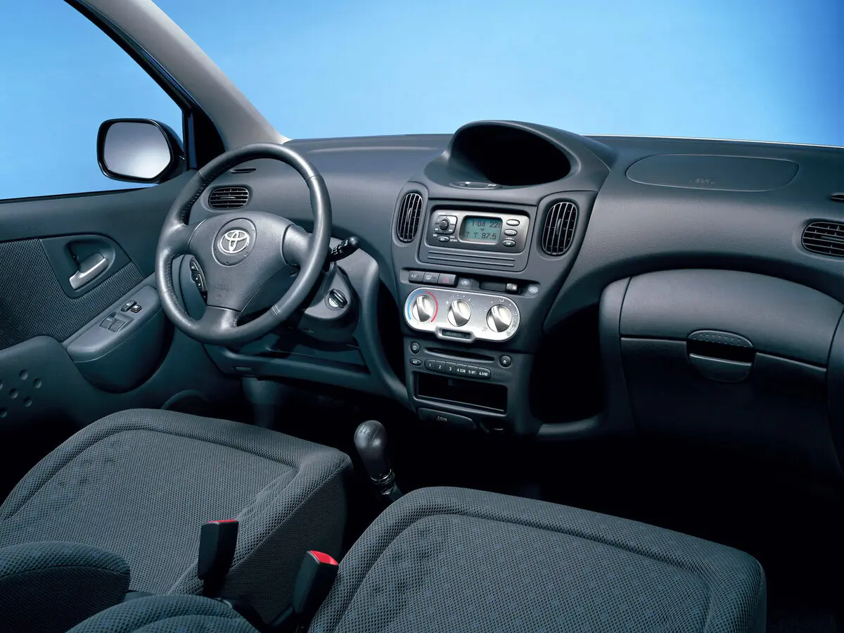 Toyota Yaris Verso 1999 – 2006 Компактвэн — фото 7