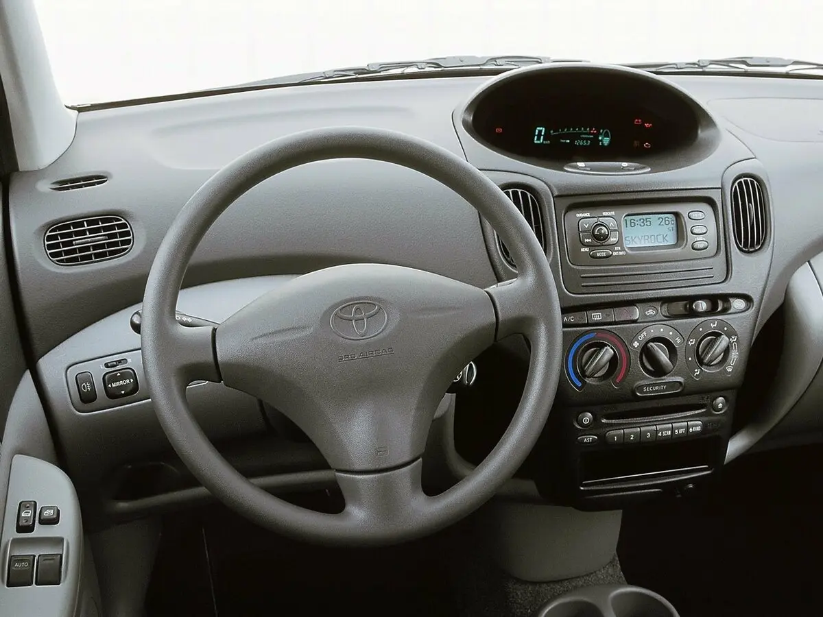Toyota Yaris Verso 1999 – 2006 Компактвэн — фото 9