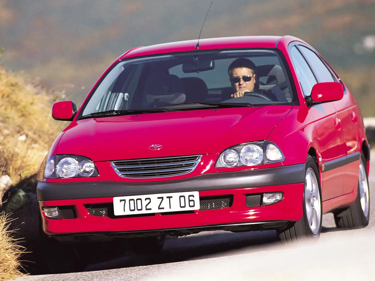 Toyota Avensis I Лифтбек — сүрөт 3