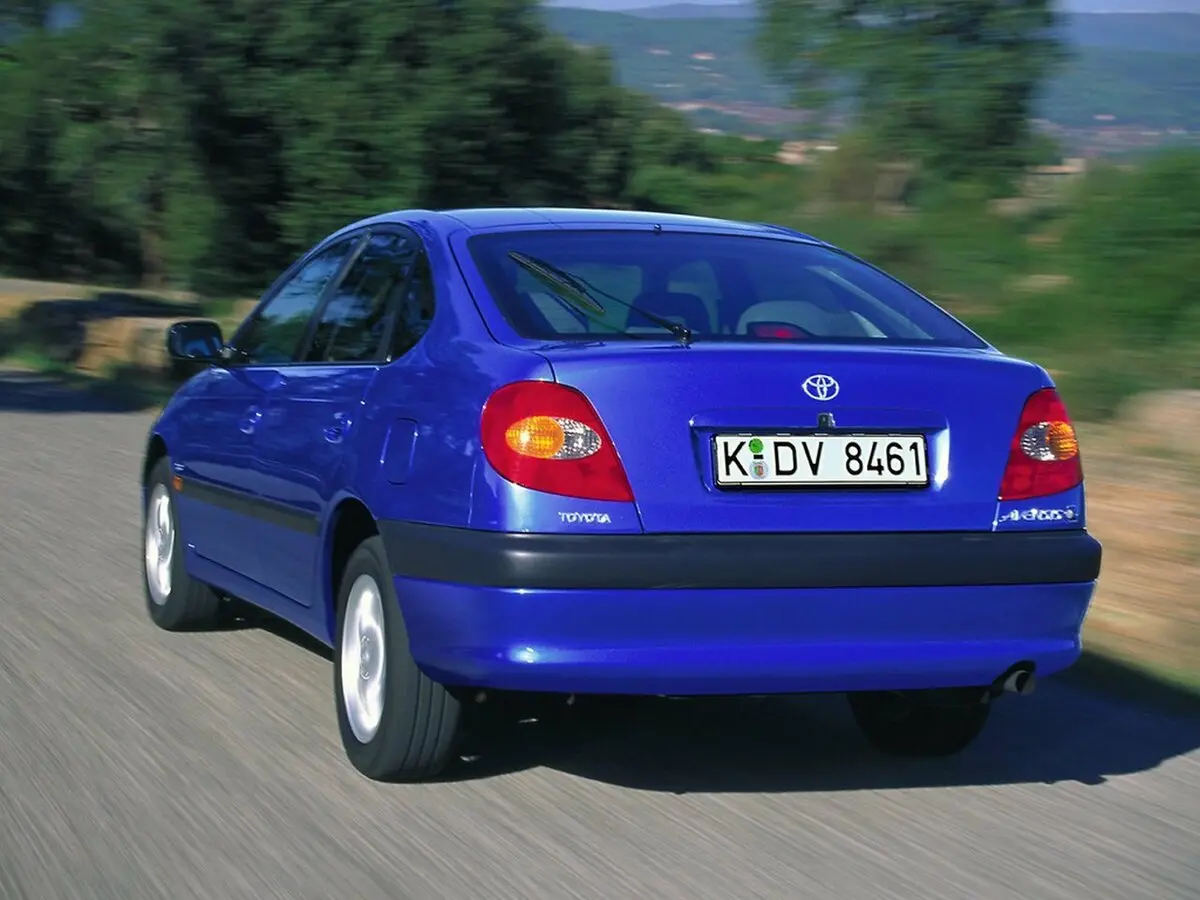 Toyota Avensis I Лифтбек — сүрөт 4