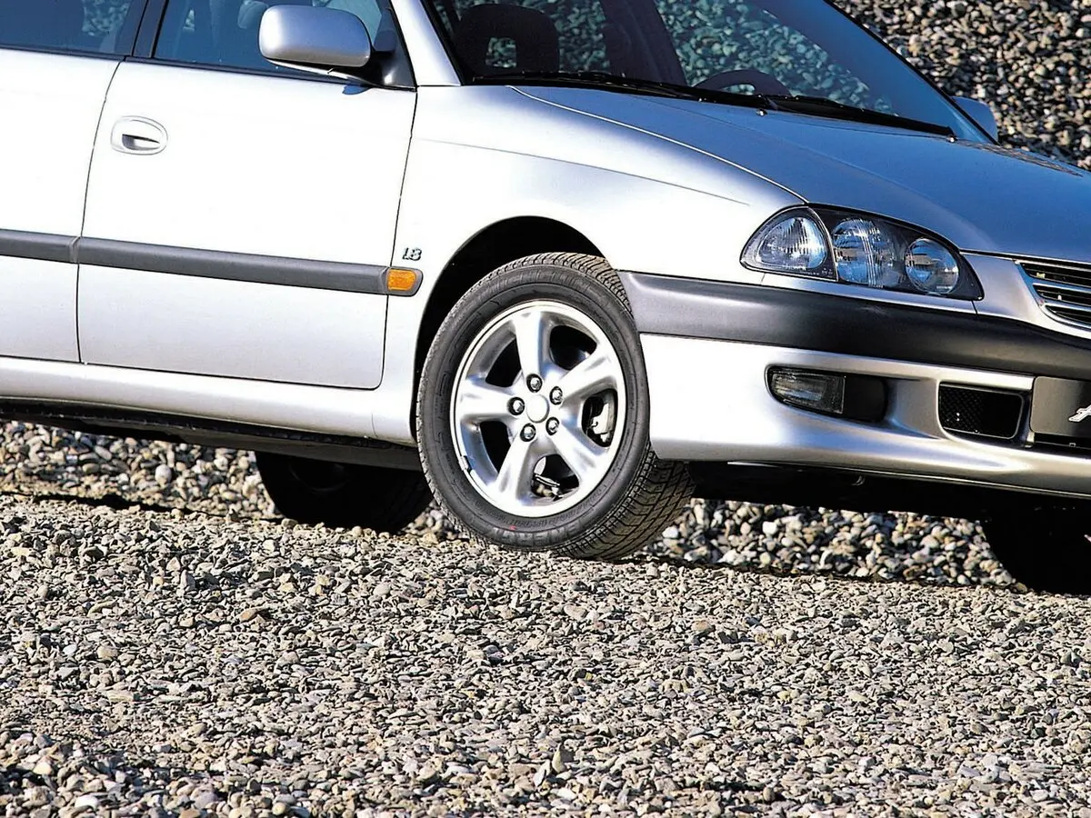 Toyota Avensis I Седан — сүрөт 8
