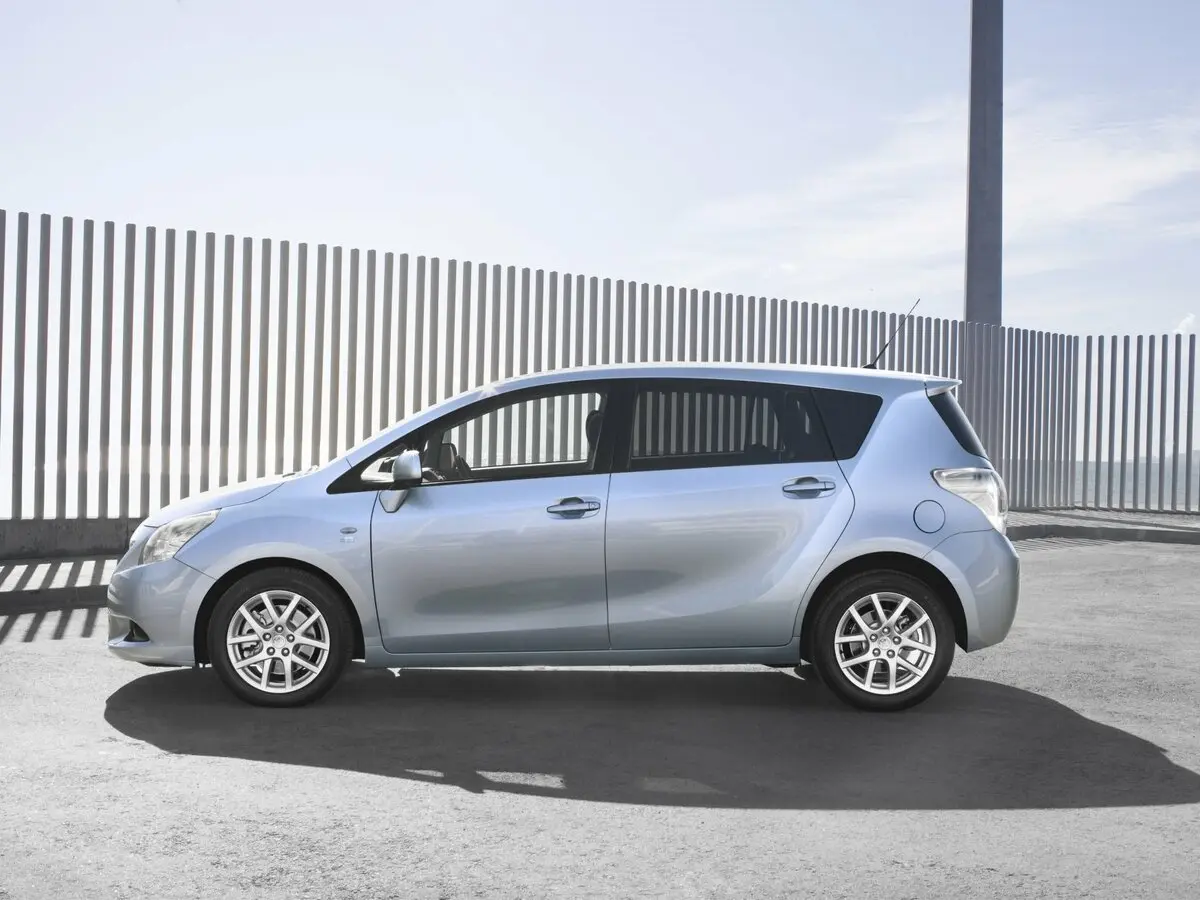 Toyota Verso I Компактвэн — фото 2
