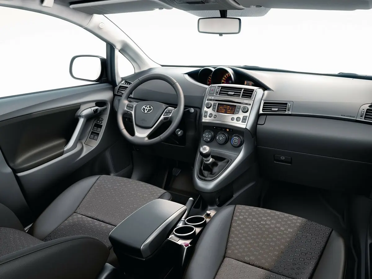 Toyota Verso I Компактвэн — фото 7
