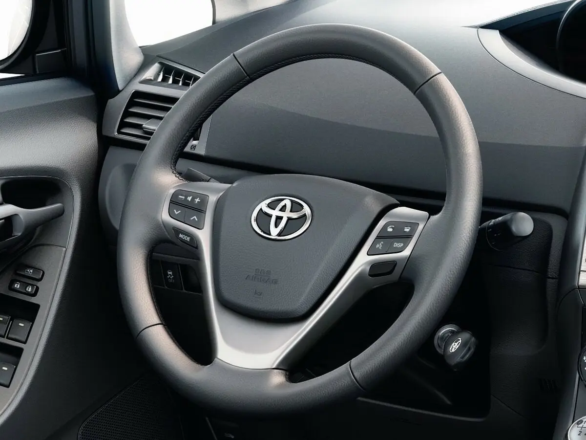 Toyota Verso I Компактвэн — фото 9