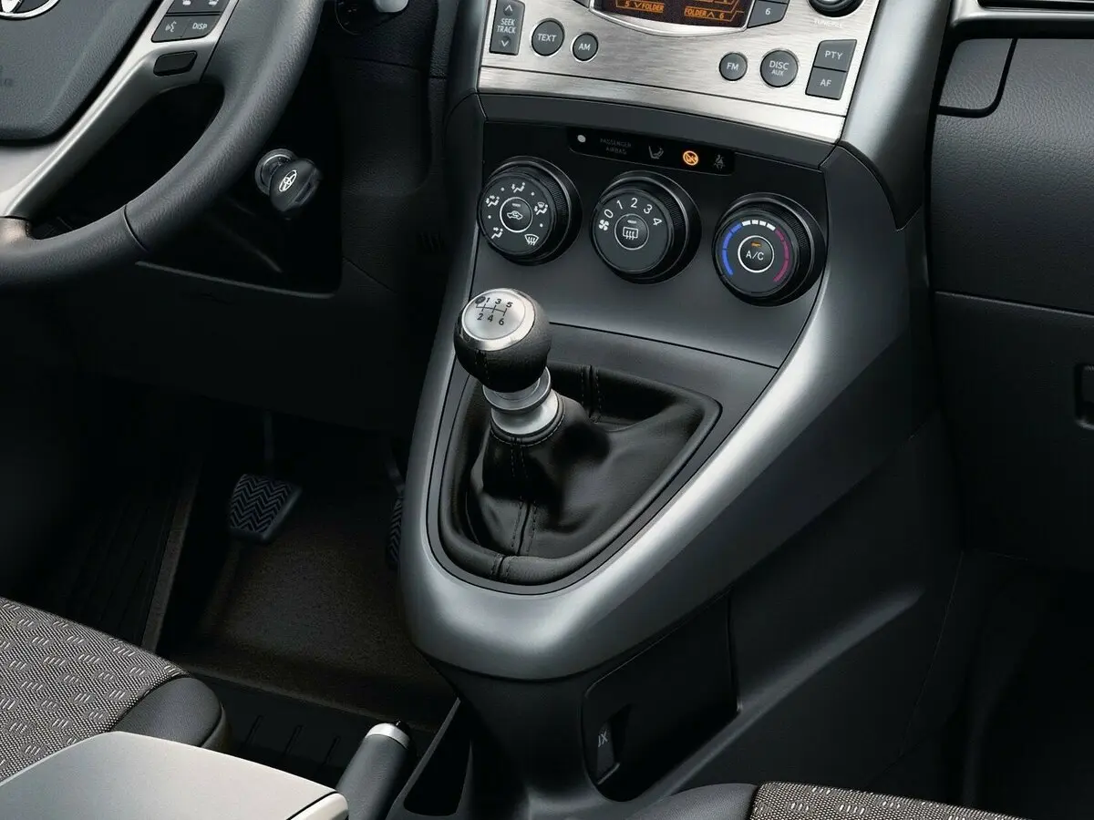 Toyota Verso I Компактвэн — фото 13