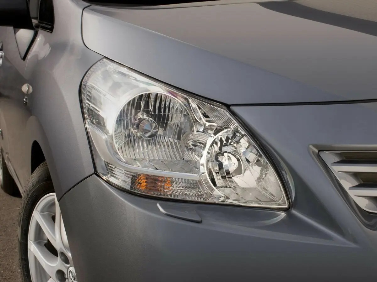Toyota Verso I Компактвэн — фото 16