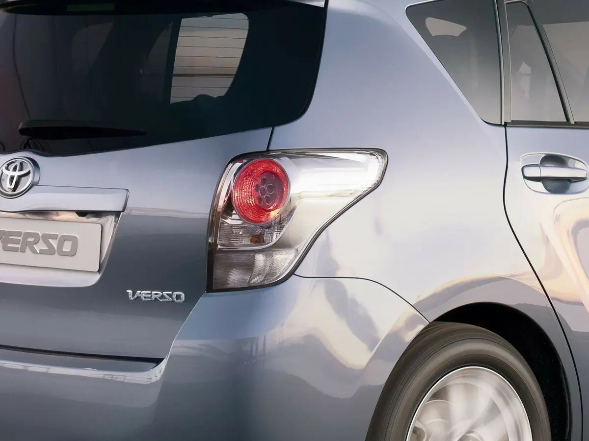 Toyota Verso I Компактвэн — фото 17