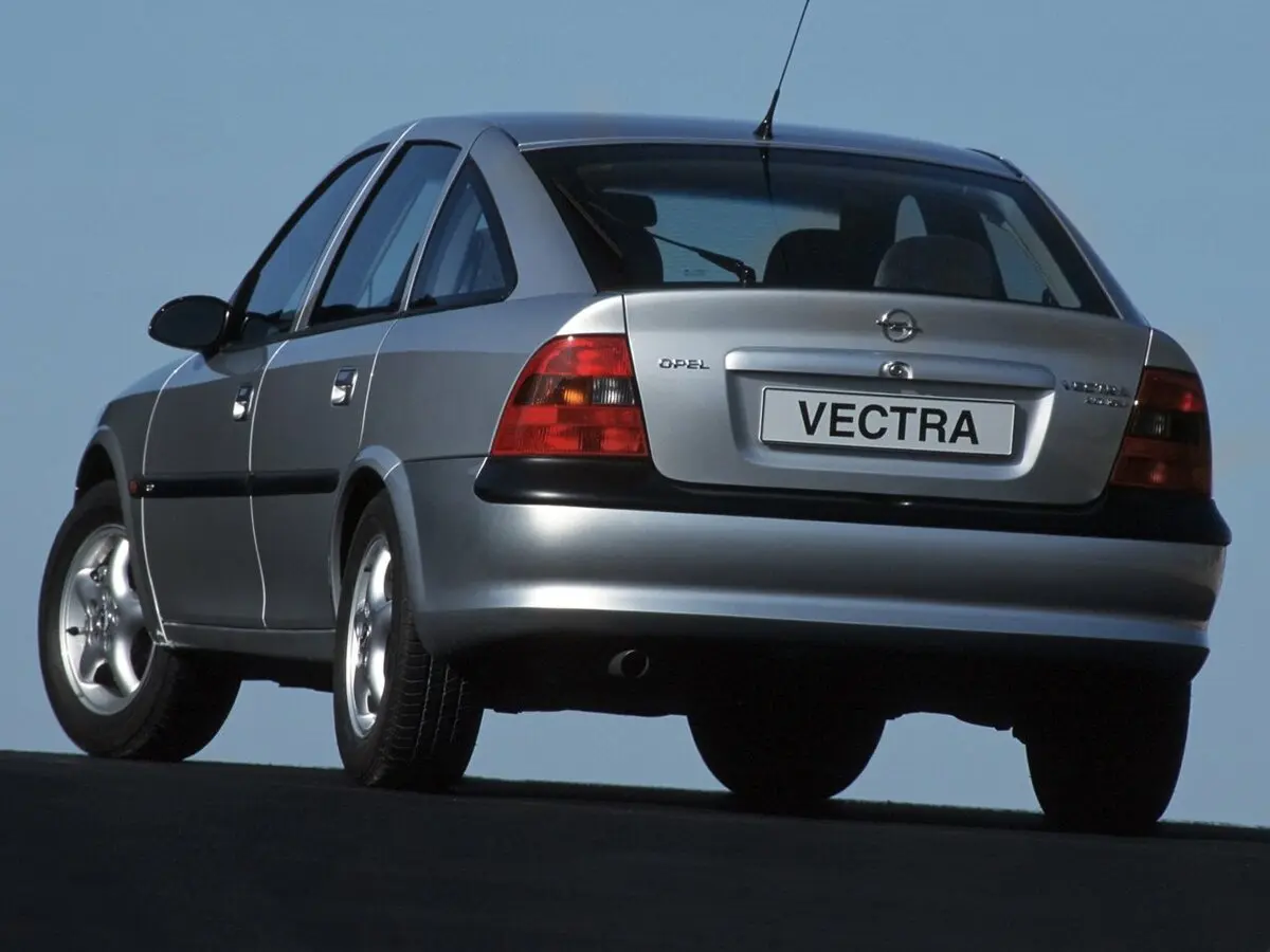 Opel Vectra B Лифтбек — фото 4