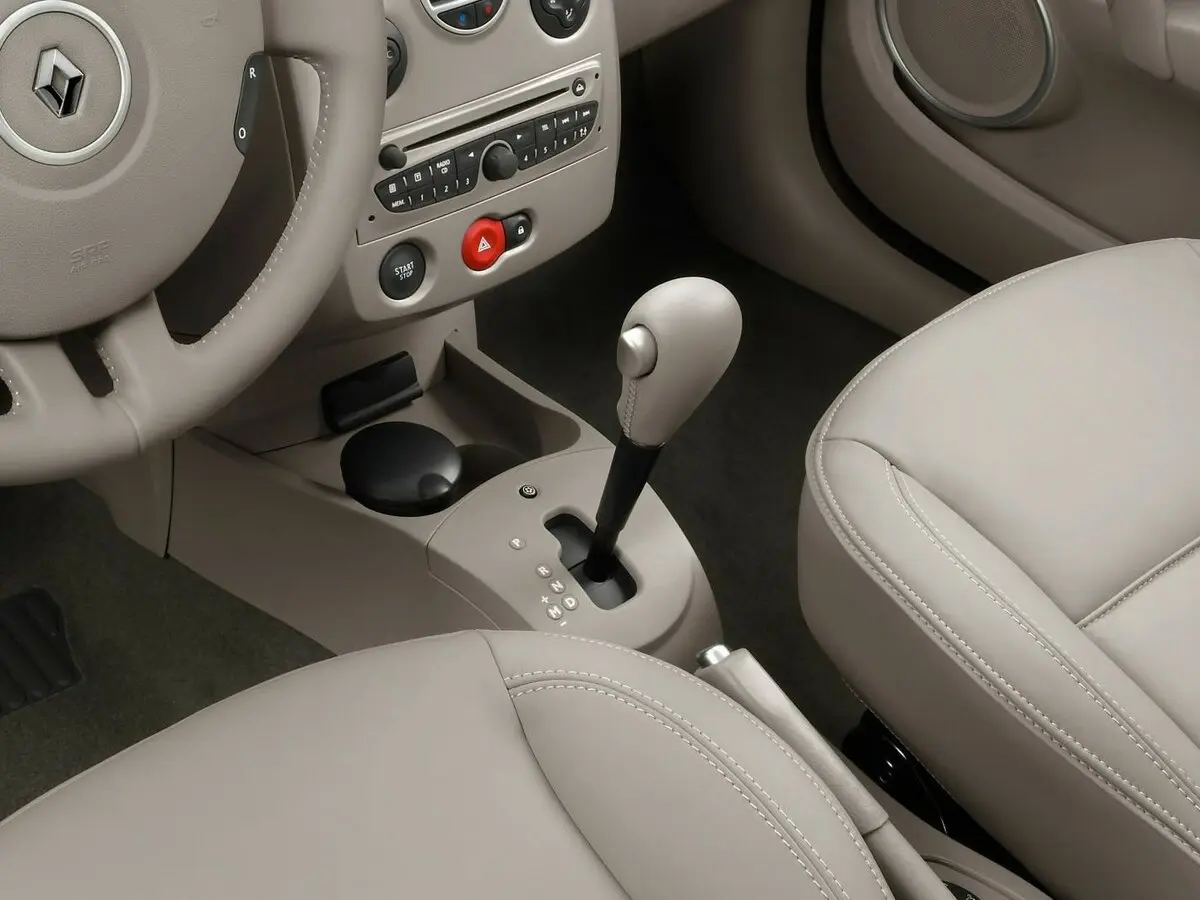Renault Clio III Рестайлинг Хэтчбек 3 дв. — сүрөт 9