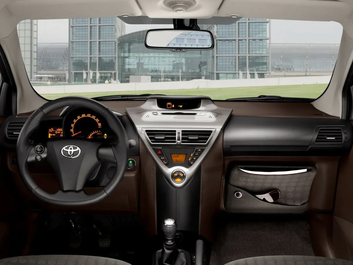 Toyota iQ 2008 – 2015 Хэтчбек 3 дв. — сүрөт 6