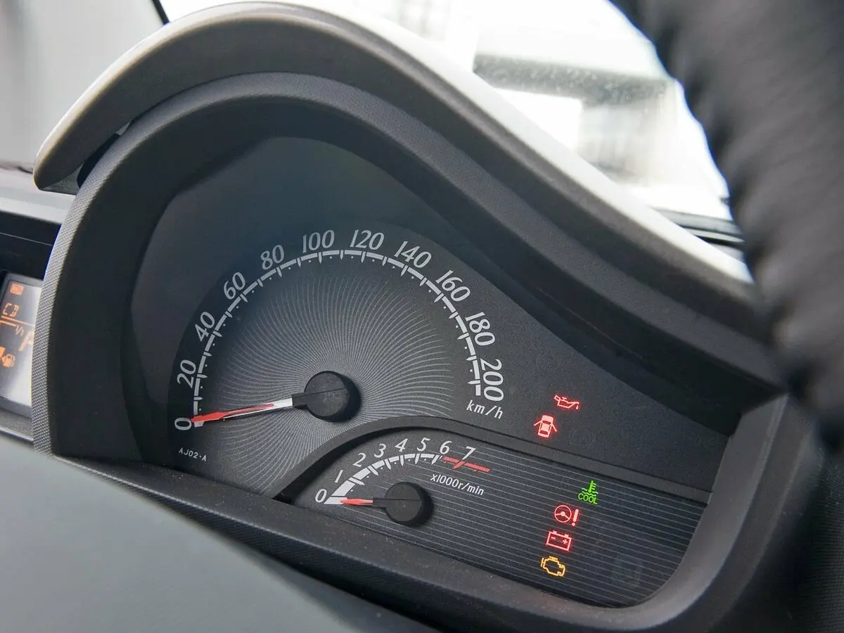 Toyota iQ 2008 – 2015 Хэтчбек 3 дв. — сүрөт 8